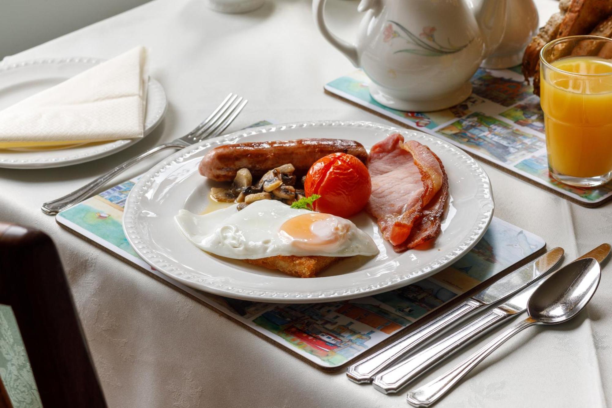 Bucklawren Farm Bed & Breakfast Лу Екстериор снимка
