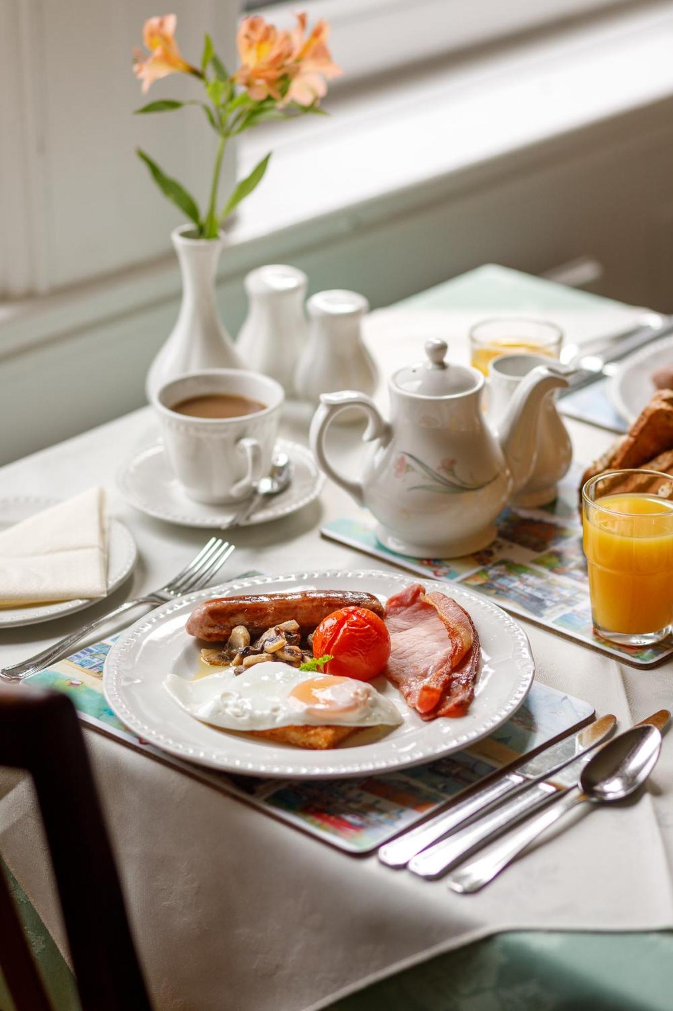 Bucklawren Farm Bed & Breakfast Лу Екстериор снимка